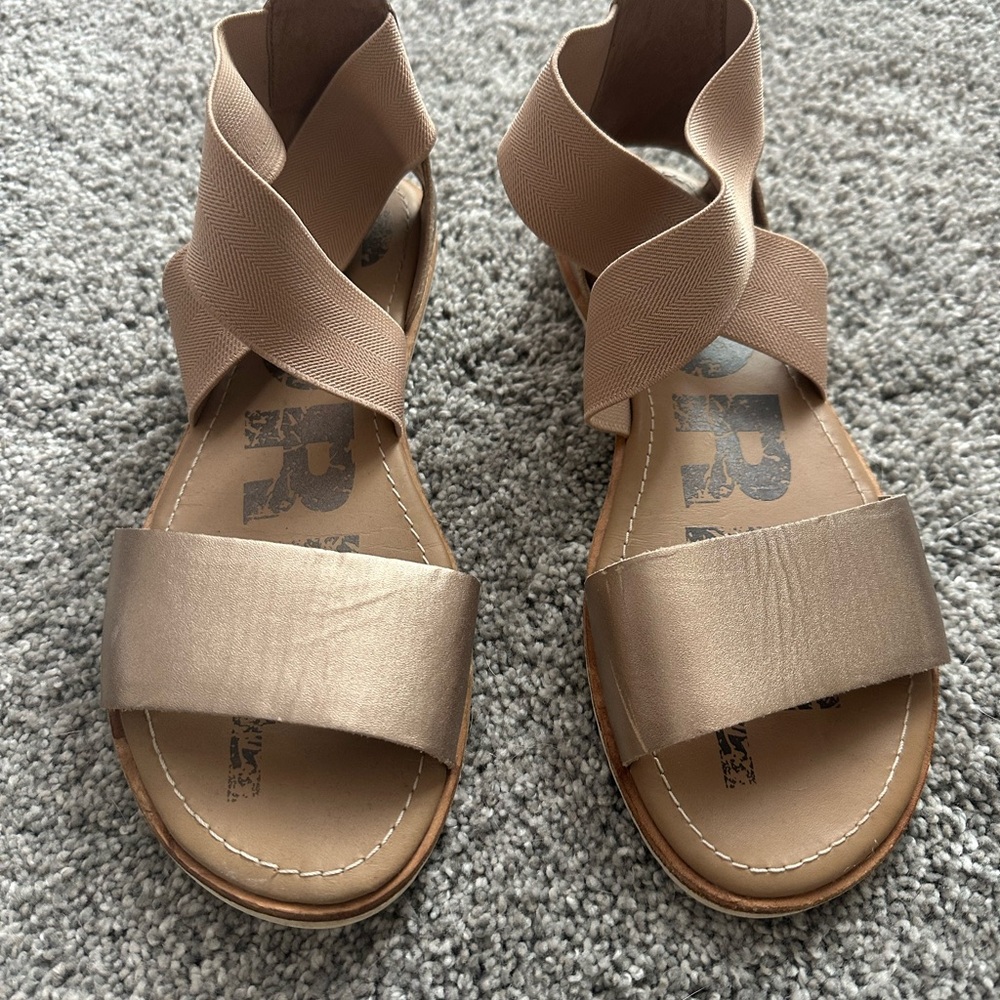 Sorel Gold Sandals with Crisscross Straps and Comfortable Footbed